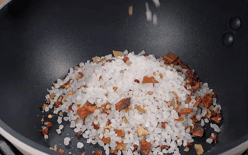 Đừng đem sườn đi x&agrave;o chua ngọt nữa, thử ngay c&aacute;ch luộc ủ muối n&agrave;y đảm bảo cả nh&agrave; v&eacute;t sạch nồi - Ảnh 2.