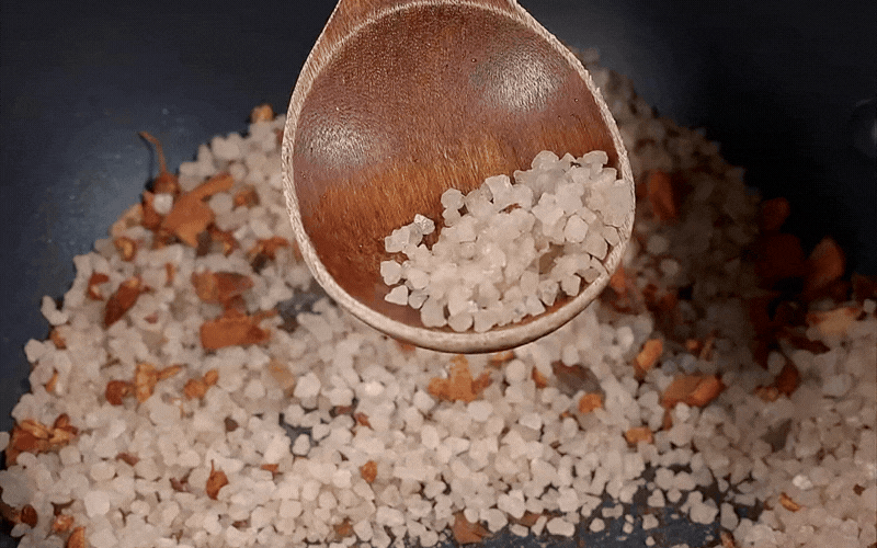 Đừng đem sườn đi x&agrave;o chua ngọt nữa, thử ngay c&aacute;ch luộc ủ muối n&agrave;y đảm bảo cả nh&agrave; v&eacute;t sạch nồi - Ảnh 3.