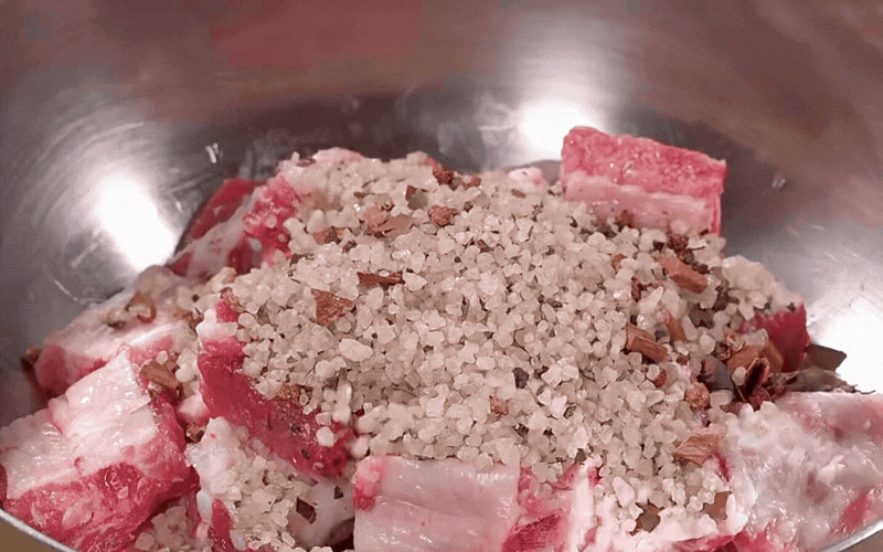 Đừng đem sườn đi x&agrave;o chua ngọt nữa, thử ngay c&aacute;ch luộc ủ muối n&agrave;y đảm bảo cả nh&agrave; v&eacute;t sạch nồi - Ảnh 4.
