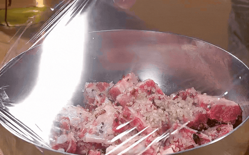 Đừng đem sườn đi x&agrave;o chua ngọt nữa, thử ngay c&aacute;ch luộc ủ muối n&agrave;y đảm bảo cả nh&agrave; v&eacute;t sạch nồi - Ảnh 5.