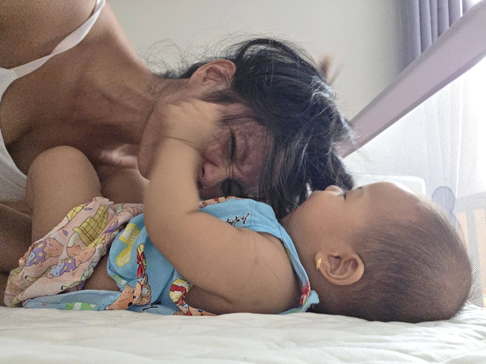 H'Hen Ni&ecirc; v&agrave; khoảnh khắc h&agrave;i hước c&ugrave;ng con g&aacute;i 7 th&aacute;ng tuổi g&acirc;y sốt mạng x&atilde; hội - Ảnh 2.