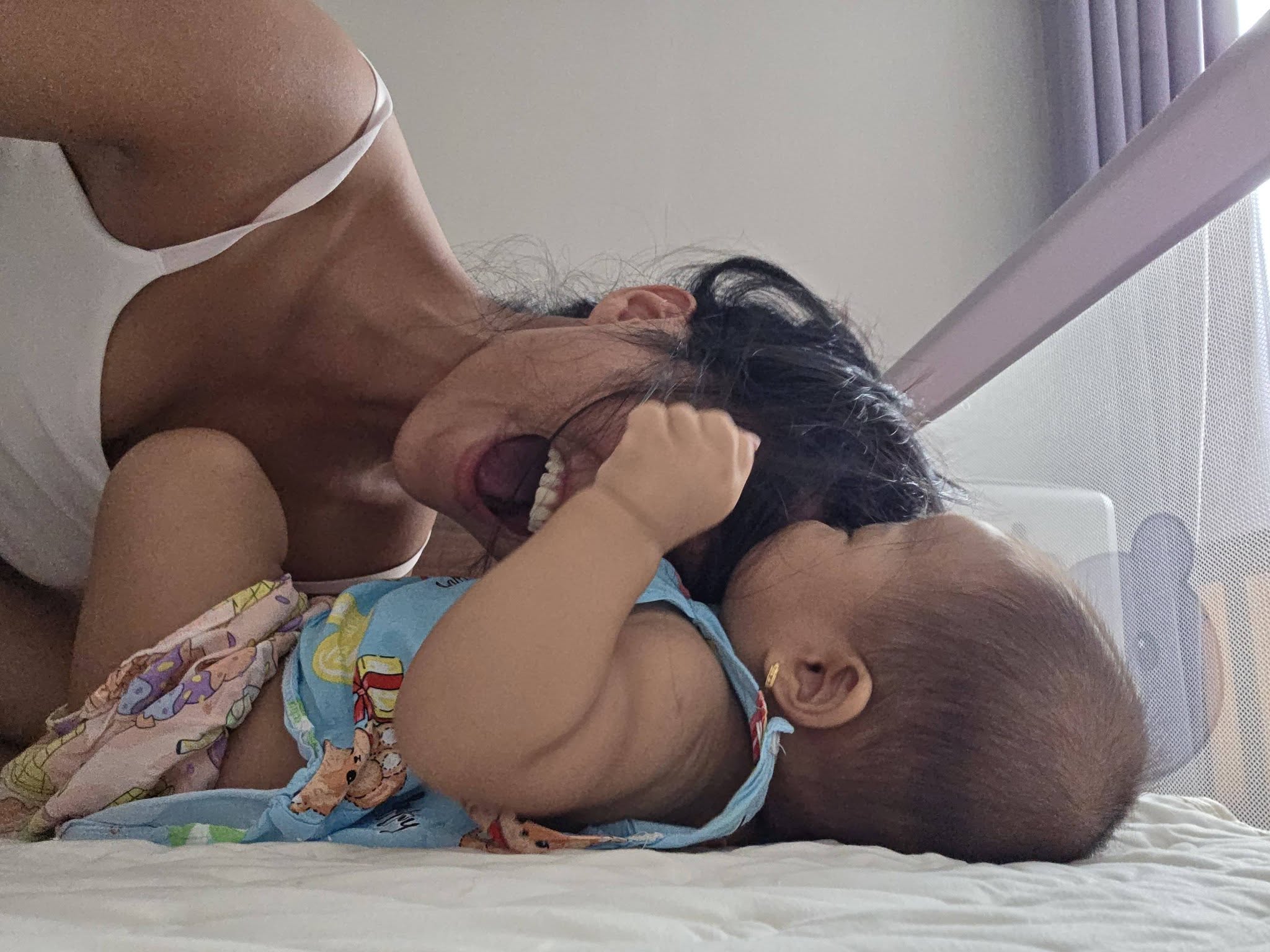 H'Hen Ni&ecirc; v&agrave; khoảnh khắc h&agrave;i hước c&ugrave;ng con g&aacute;i 7 th&aacute;ng tuổi g&acirc;y sốt mạng x&atilde; hội - Ảnh 1.