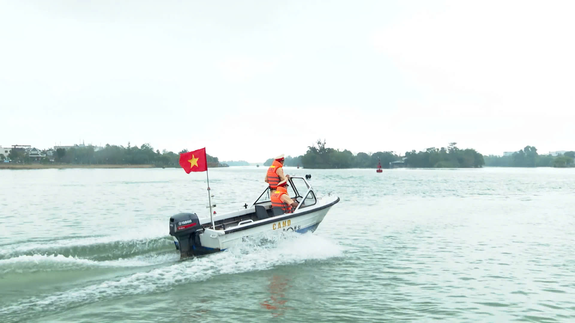 CSGT Huế siết kiểm so&aacute;t kiện hoạt động thuyền rồng tr&ecirc;n s&ocirc;ng Hương - Ảnh 2.