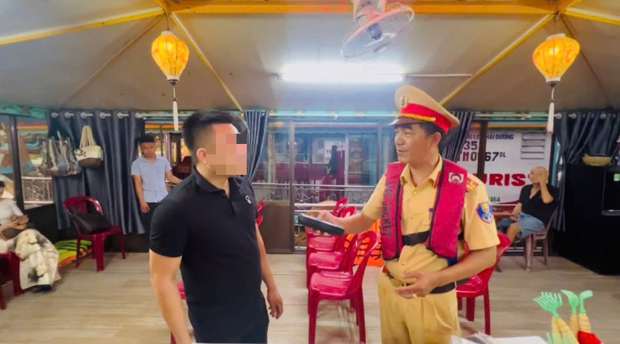 CSGT Huế siết kiểm so&aacute;t kiện hoạt động thuyền rồng tr&ecirc;n s&ocirc;ng Hương - Ảnh 1.