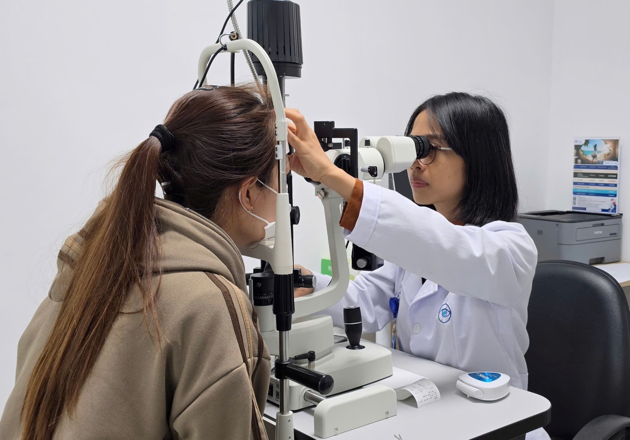 Hi hữu: Cấp cứu bệnh nh&acirc;n 37 tuổi bị ong ruồi ch&iacute;ch xuy&ecirc;n gi&aacute;c mạc  - Ảnh 3.