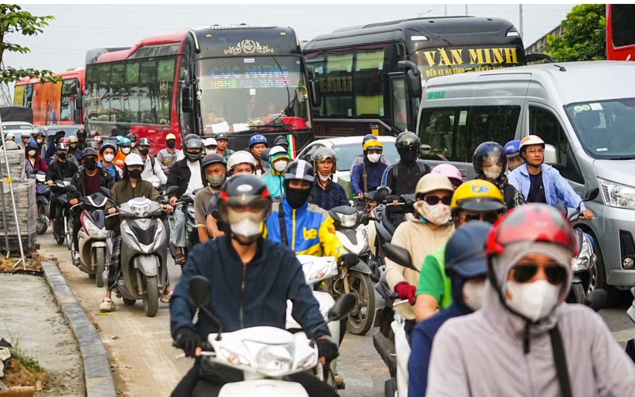 Dòng phương tiện nối dài trở lại thủ đô sau kỳ nghỉ giỗ Tổ