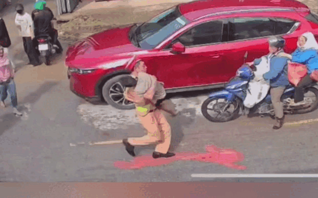 Lai Châu: CSGT kịp thời cứu sống cháu bé bị điện giật tại lễ hội