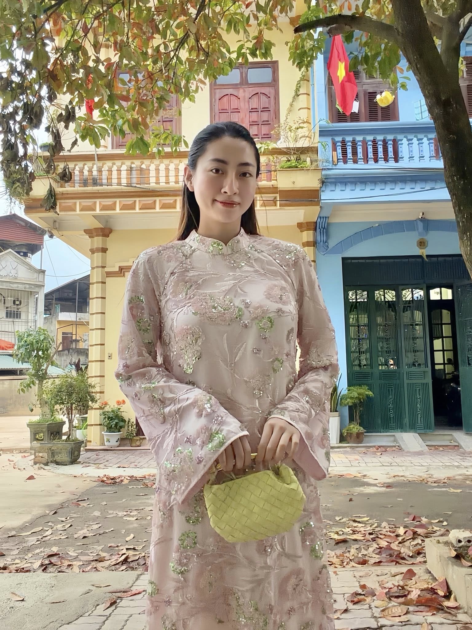 Mẹ Hoa hậu Lương th&ugrave;y Linh g&acirc;y ch&uacute; &yacute; khi xuất hiện c&ugrave;ng con g&aacute;i tại S&agrave;i G&ograve;n - Ảnh 2.