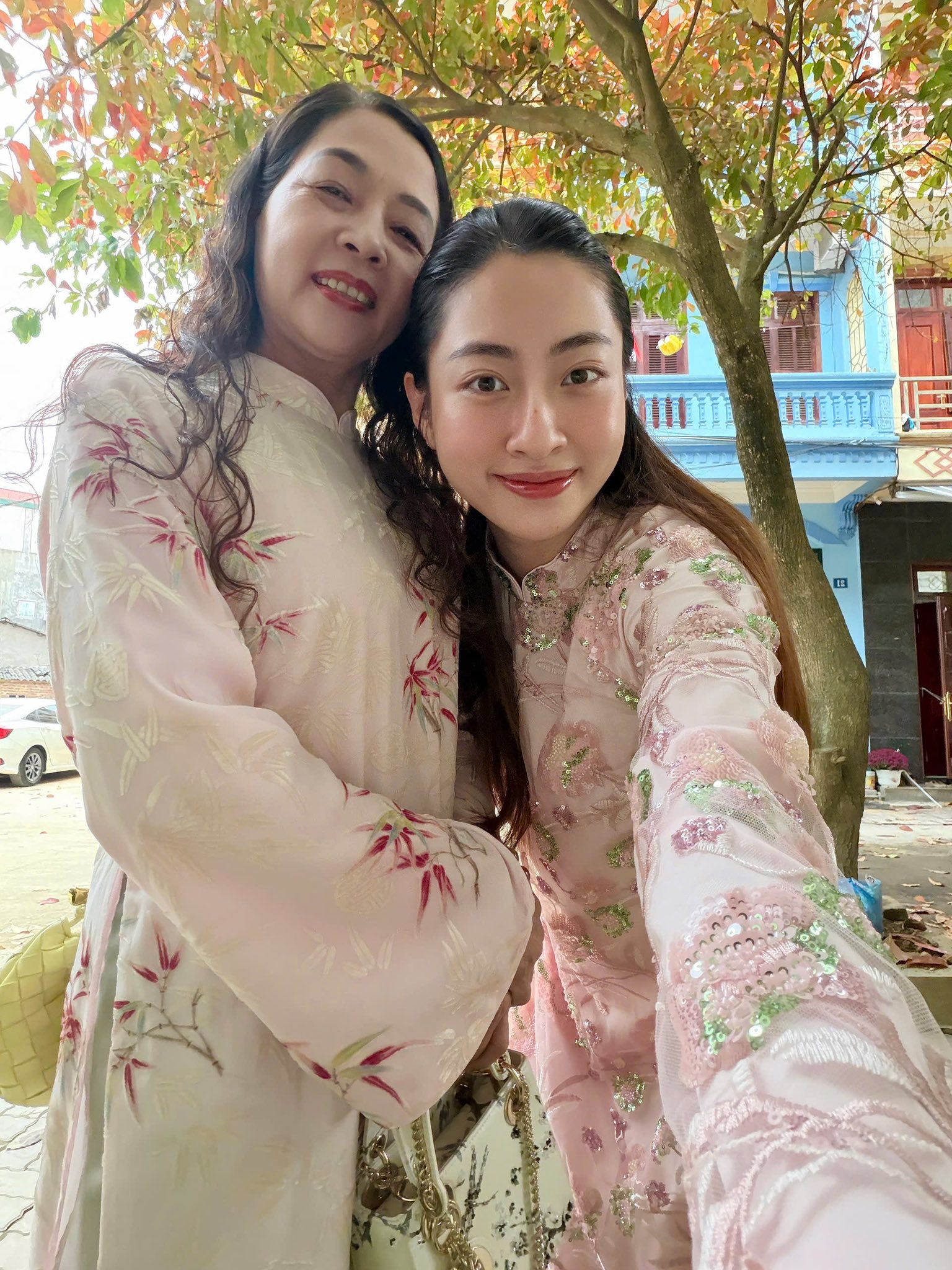 Mẹ Hoa hậu Lương th&ugrave;y Linh g&acirc;y ch&uacute; &yacute; khi xuất hiện c&ugrave;ng con g&aacute;i tại S&agrave;i G&ograve;n - Ảnh 3.