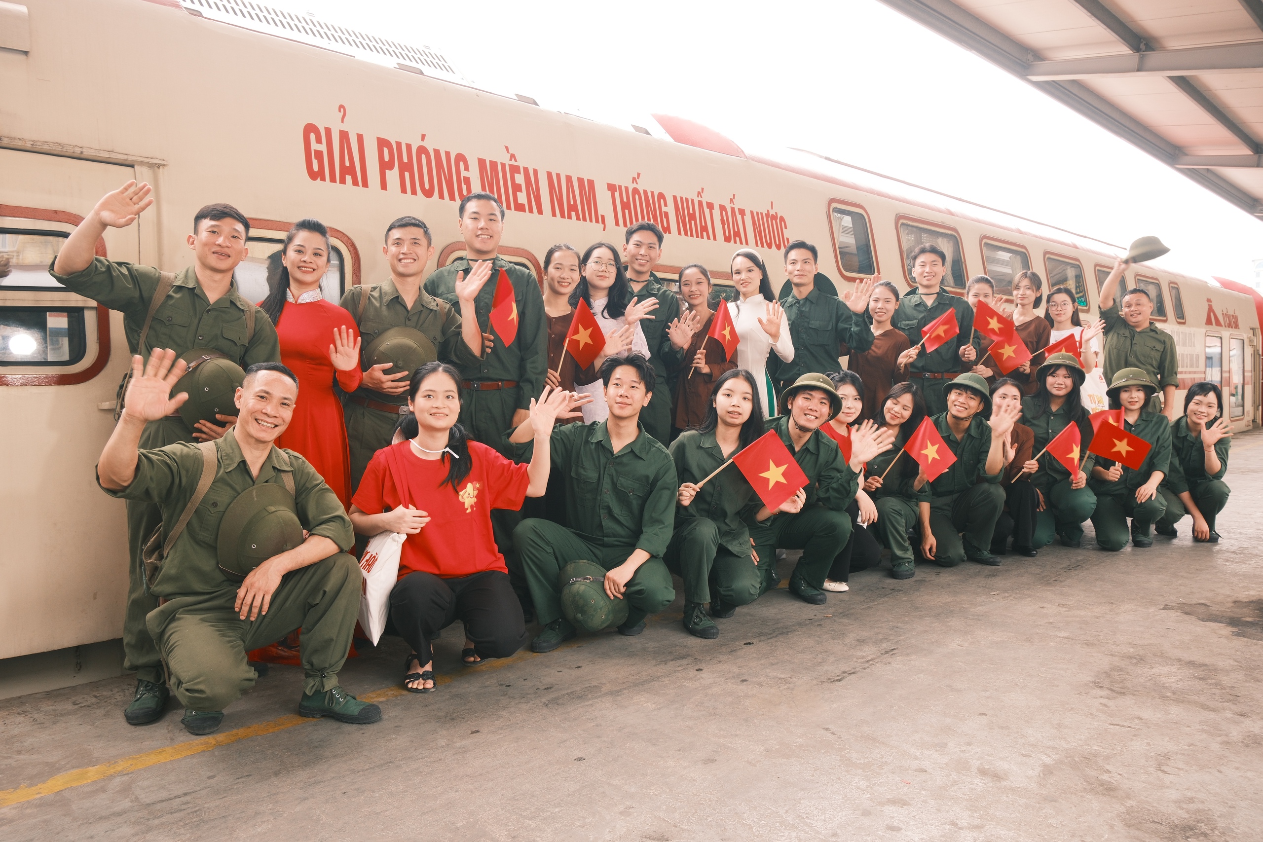 Người d&acirc;n, du kh&aacute;ch n&ocirc; nức &ldquo;chạm v&agrave;o k&yacute; ức&rdquo; với chuyến T&agrave;u H&agrave; Nội 5 Cửa &Ocirc; đặc biệt nh&acirc;n dịp 30/4-1/5 - Ảnh 2.