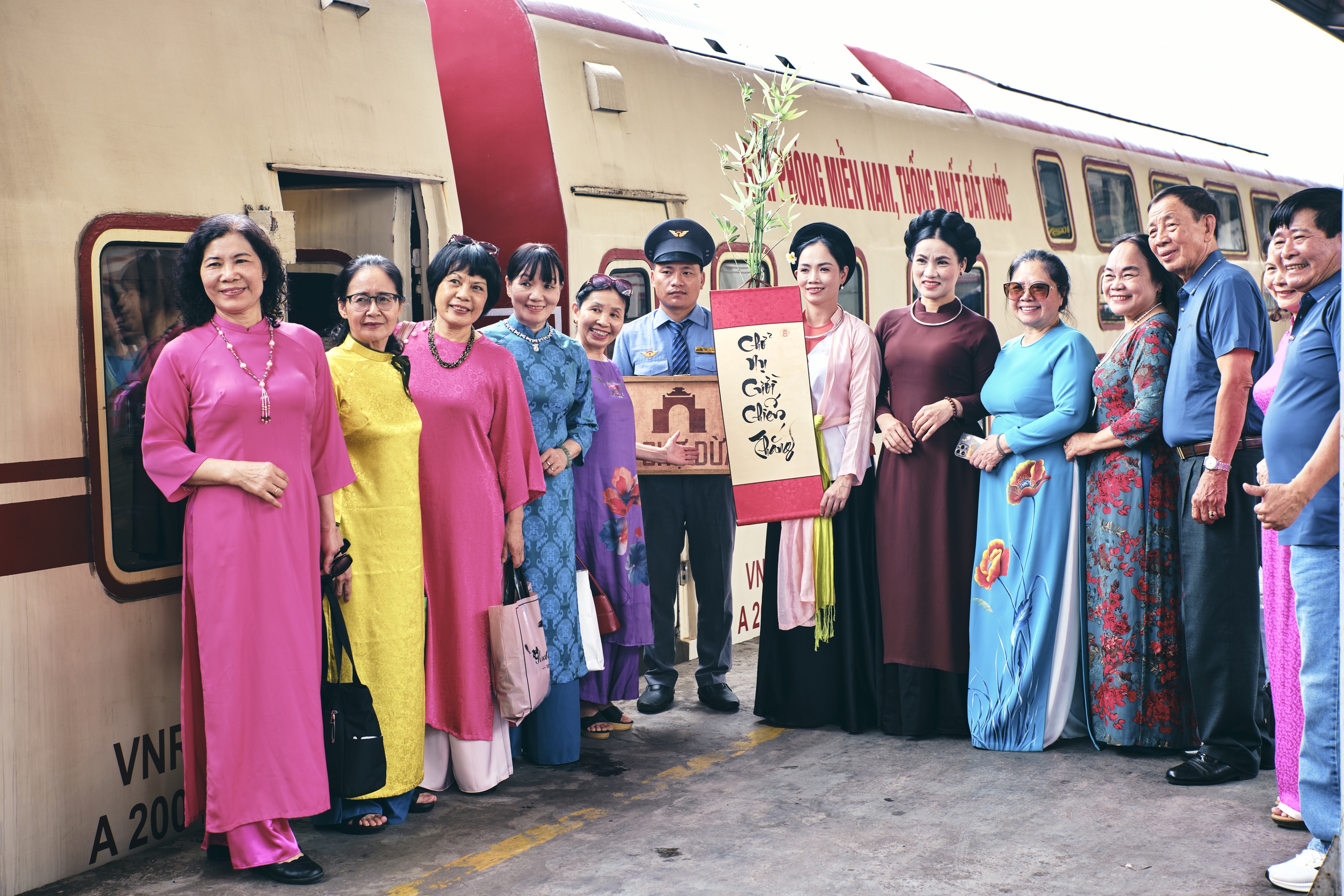 Người d&acirc;n, du kh&aacute;ch n&ocirc; nức &ldquo;chạm v&agrave;o k&yacute; ức&rdquo; với chuyến T&agrave;u H&agrave; Nội 5 Cửa &Ocirc; đặc biệt nh&acirc;n dịp 30/4-1/5 - Ảnh 1.