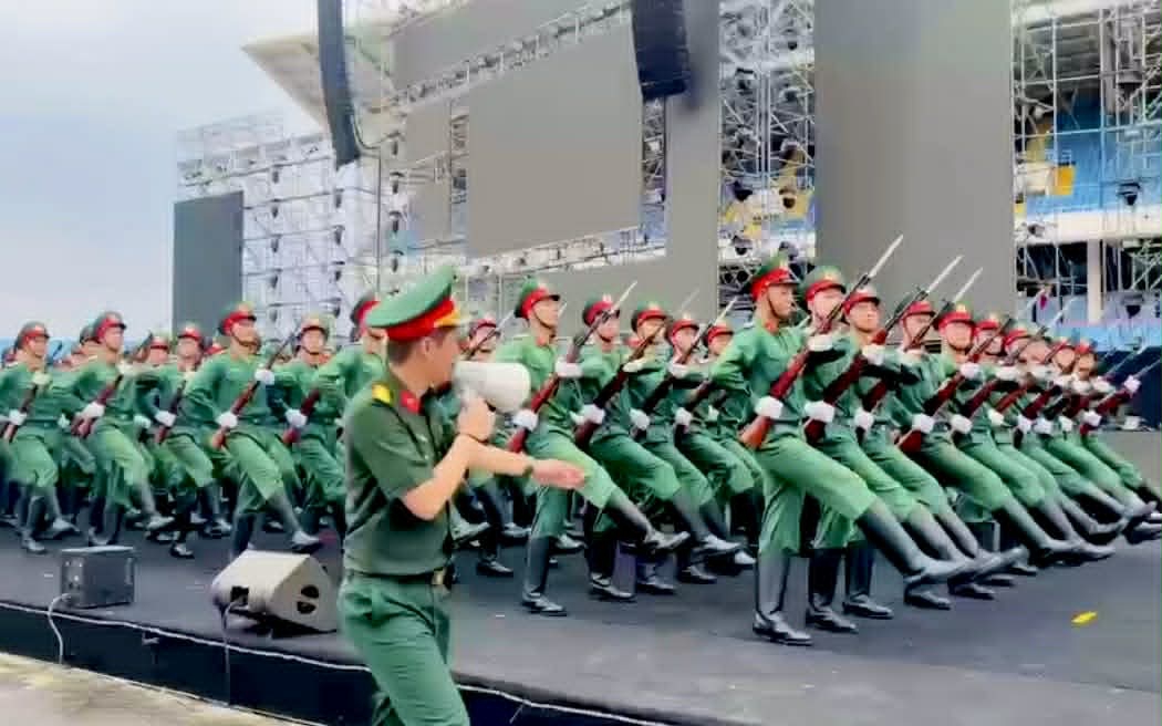 Tối nay 28/4, hơn 1.000 c&aacute;n bộ, chiến sĩ Qu&acirc;n đội v&agrave; C&ocirc;ng an tham gia m&agrave;n thực cảnh trong "&Acirc;m vang Tổ quốc&rsquo;