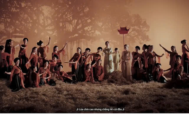 Tranh c&atilde;i 'l&uacute;a ch&iacute;n chẳng hề c&uacute;i đầu', H&ograve;a Minzy &ndash; Cẩm Ly vẫn h&aacute;t 'Người Việt thương nhau' trong '&Acirc;m vang Tổ quốc' tối nay tại Mỹ Đ&igrave;nh - Ảnh 2.