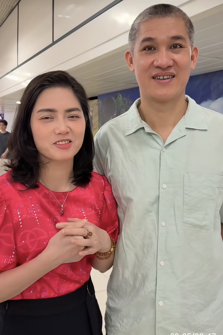 Bố mẹ Phương Oanh hạnh ph&uacute;c đ&oacute;n n&agrave;ng hậu trở về sau 1 th&aacute;ng đăng quang - Ảnh 2.