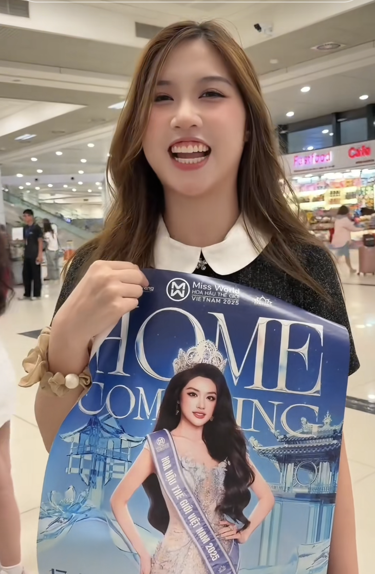 Bố mẹ Phương Oanh hạnh ph&uacute;c đ&oacute;n n&agrave;ng hậu trở về sau 1 th&aacute;ng đăng quang - Ảnh 3.