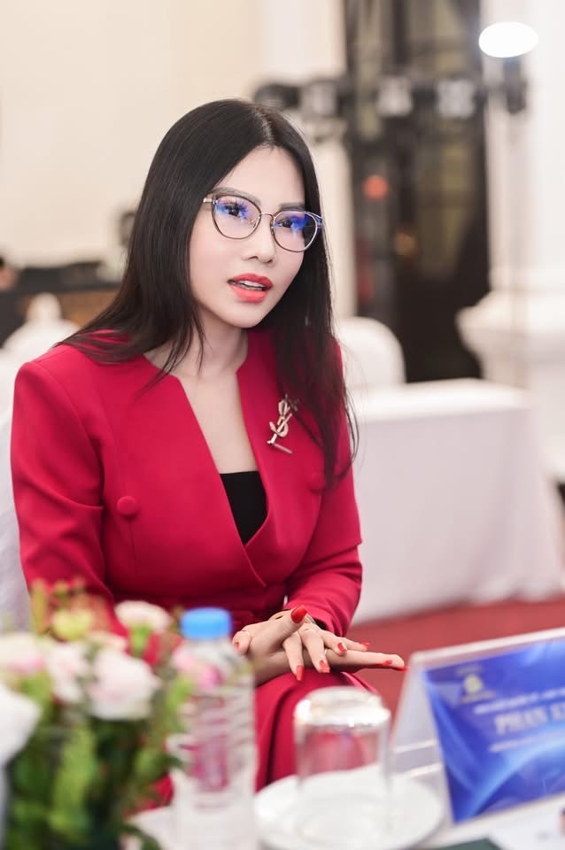 Nữ phi&ecirc;n dịch vi&ecirc;n Bắc Ninh đăng quang Mrs Earth Vietnam 2026 đầy ấn tượng - Ảnh 2.