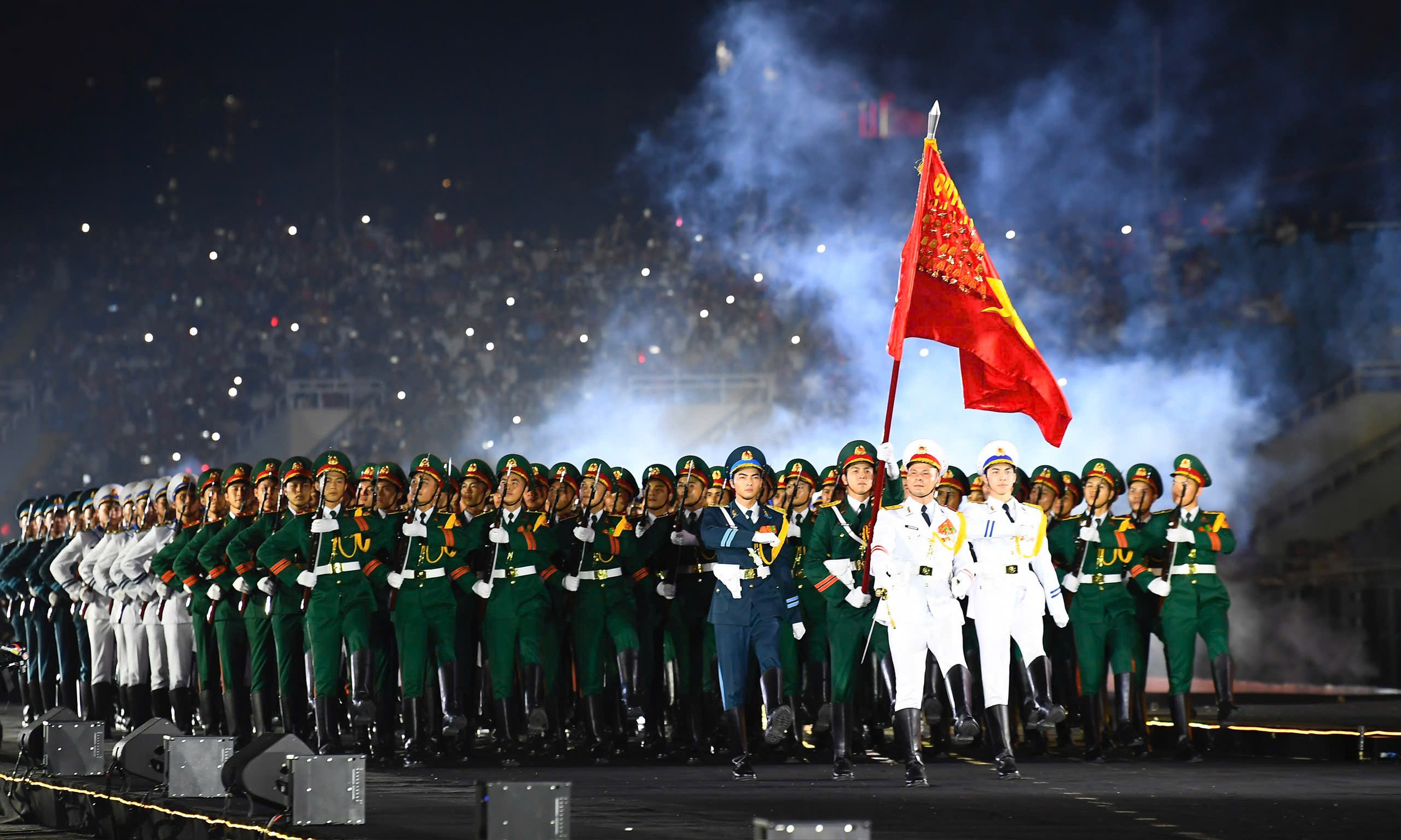 M&atilde;n nh&atilde;n m&agrave;n diễu binh của c&aacute;c lực lượng c&ocirc;ng an, qu&acirc;n đội tại concert &Acirc;m vang Tổ quốc  - Ảnh 2.