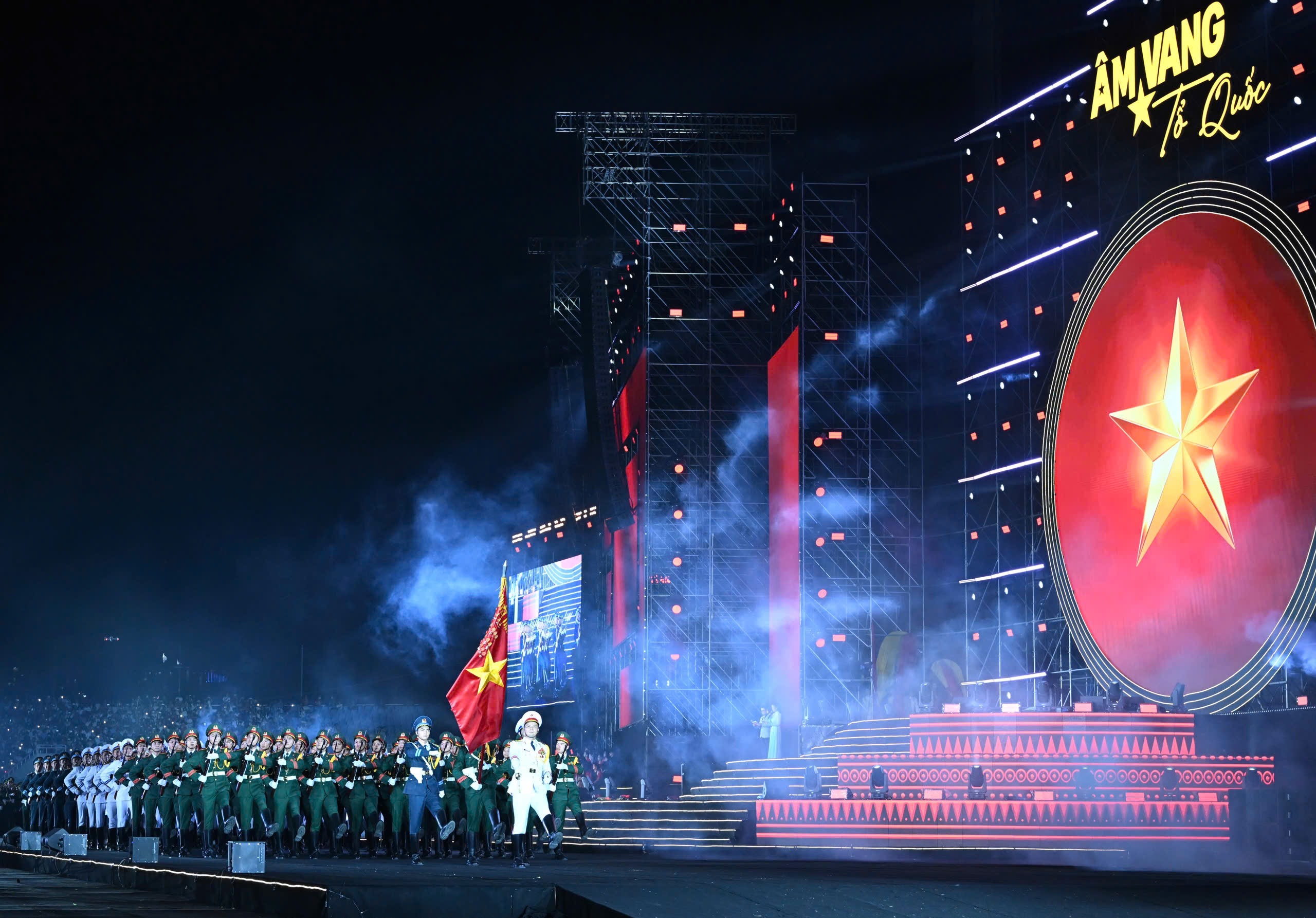 M&atilde;n nh&atilde;n m&agrave;n diễu binh của c&aacute;c lực lượng c&ocirc;ng an, qu&acirc;n đội tại concert &Acirc;m vang Tổ quốc  - Ảnh 1.