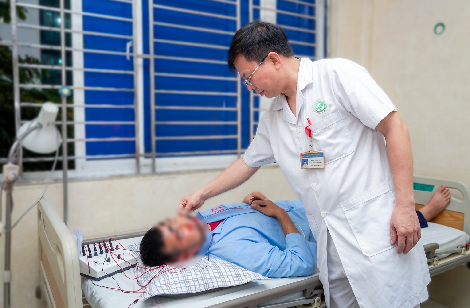 Người đàn ông 40 tuổi bị liệt mặt thừa nhận 1 sai lầm trong lúc nằm điều hòa: Ai có thói quen này cần bỏ ngay - Ảnh 1.