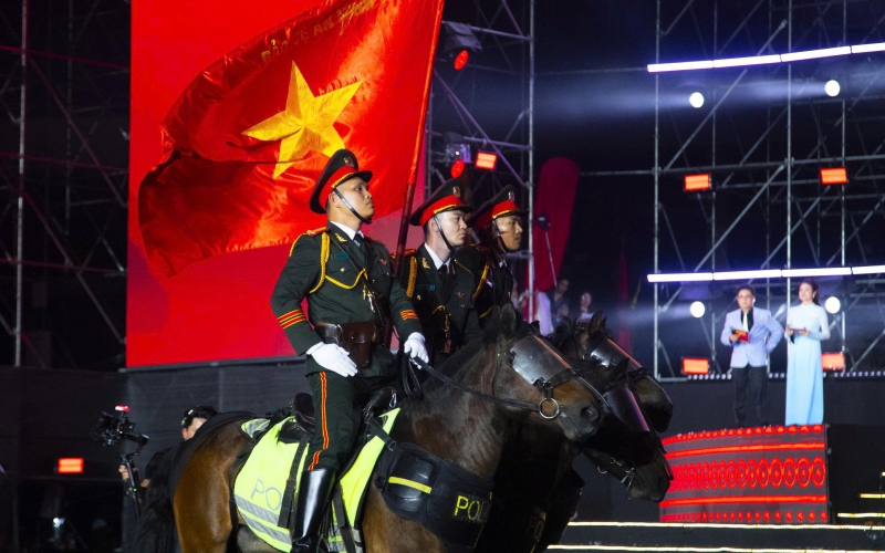 M&atilde;n nh&atilde;n m&agrave;n diễu binh của c&aacute;c lực lượng C&ocirc;ng an, Qu&acirc;n đội tại concert &Acirc;m vang Tổ quốc