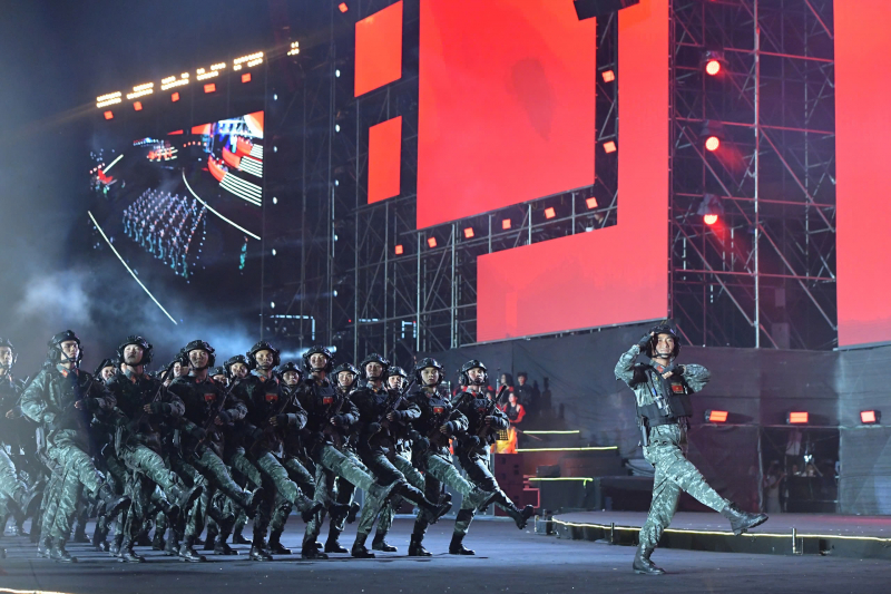 M&atilde;n nh&atilde;n m&agrave;n diễu binh của c&aacute;c lực lượng c&ocirc;ng an, qu&acirc;n đội tại concert &Acirc;m vang Tổ quốc  - Ảnh 3.