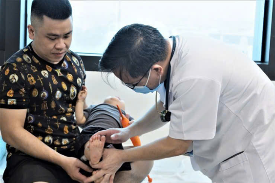 Dịch bệnh tay ch&acirc;n miệng diễn biến phức tạp - Ảnh 1.