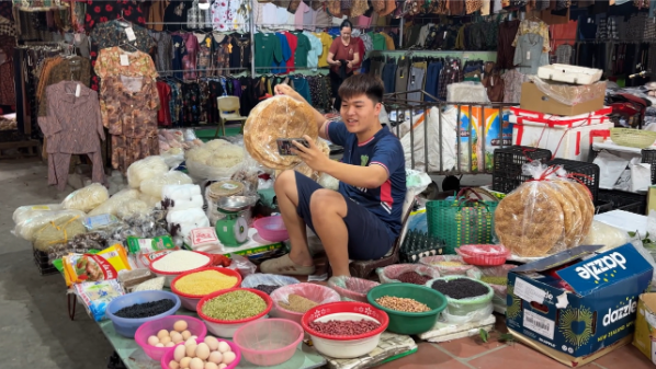 Chợ qu&ecirc; 'chuyển m&igrave;nh' trong thời đại đổi mới - Ảnh 1.