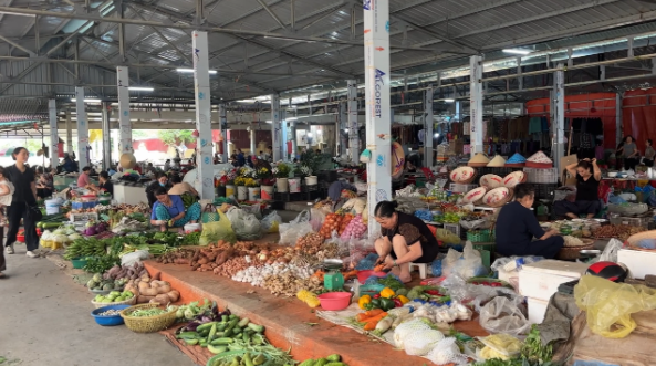 Chợ qu&ecirc; 'chuyển m&igrave;nh' trong thời đại đổi mới - Ảnh 2.