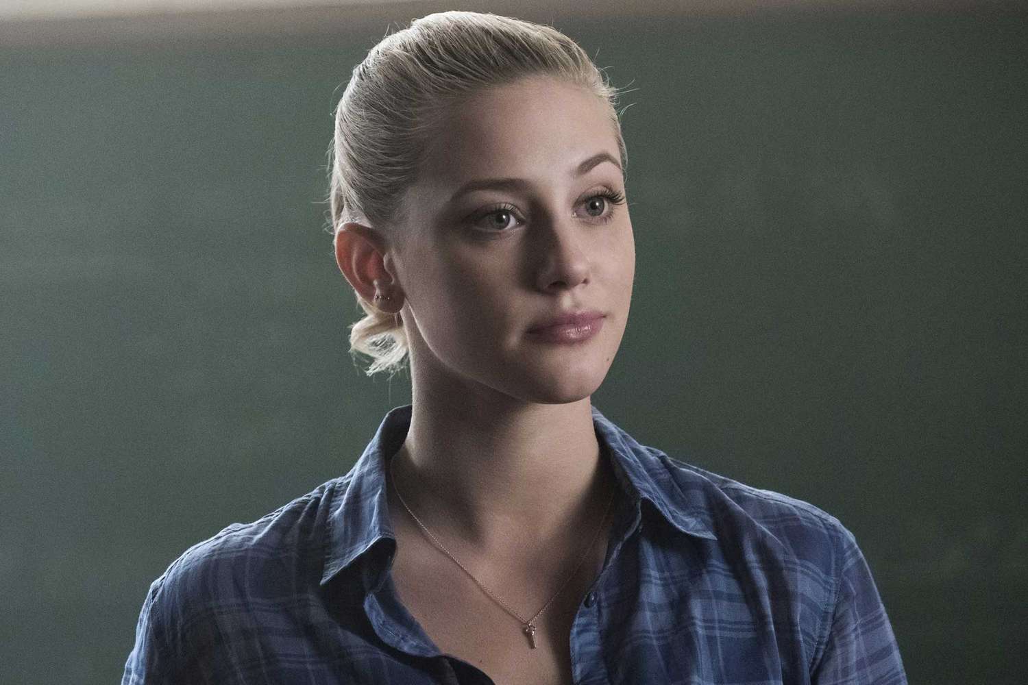 lili-reinhart-riverdale-111225-18a326a4e3714a6dbe32f2a345ddc662-1-69327160338795534491409-1775182157053-17751821576511673497623.jpg