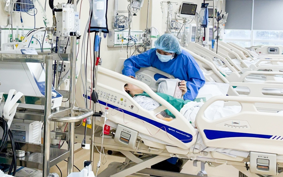 Từ cơn cảm sốt nhẹ, b&eacute; trai 11 tuổi vi&ecirc;m cơ tim nguy kịch: B&aacute;c sĩ cảnh b&aacute;o sai lầm nhiều phụ huynh mắc phải - Ảnh 2.