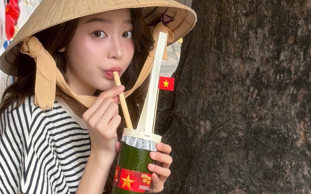 Hoa hậu Thanh Thủy gây chú ý với vẻ đẹp hòa bình ngày 30/4