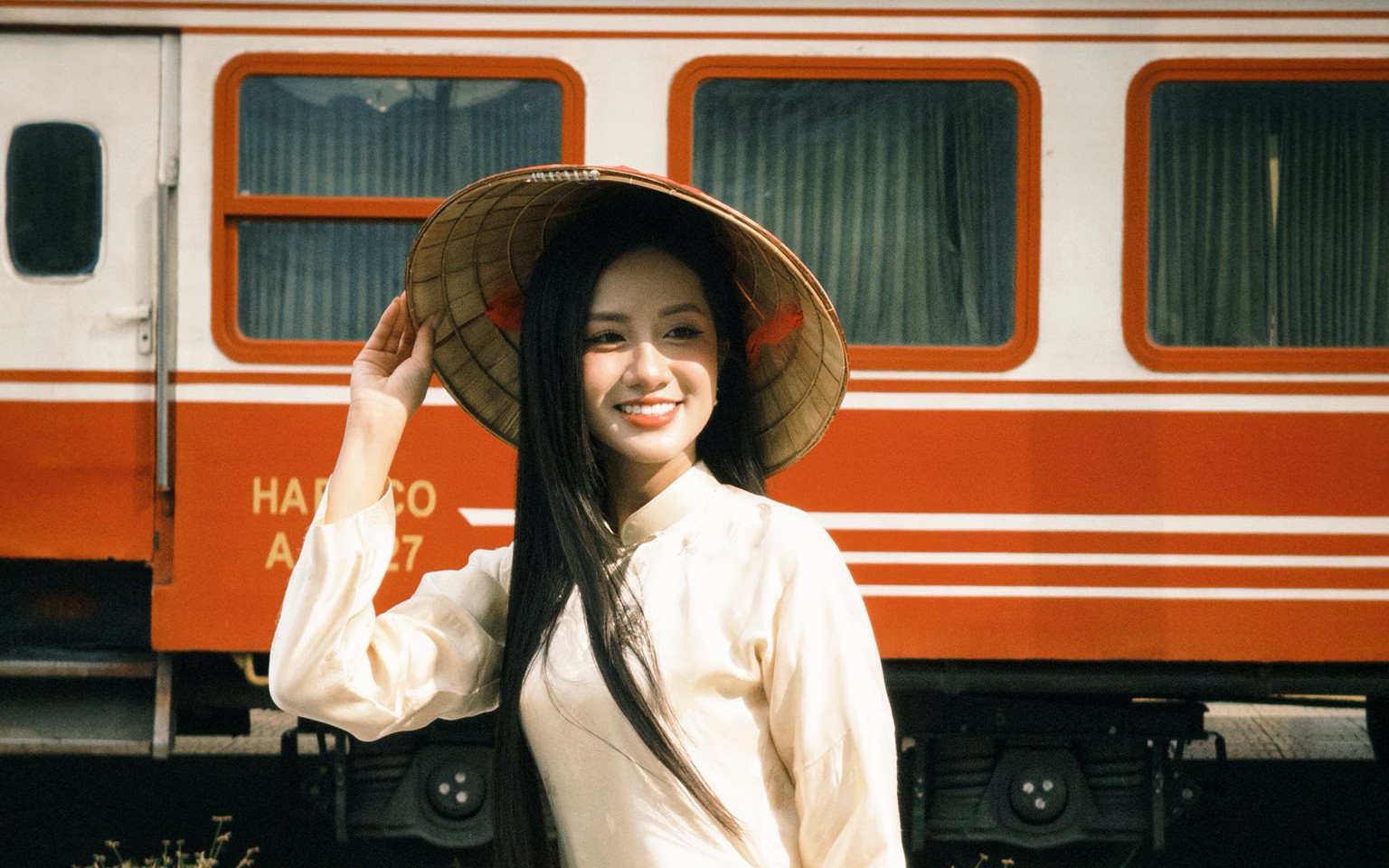 Hoa hậu thanh thủy tỏa s&aacute;ng với vẻ đẹp của h&ograve;a b&igrave;nh trong bộ ảnh kỷ niệm 30 / 4 - Ảnh 1.