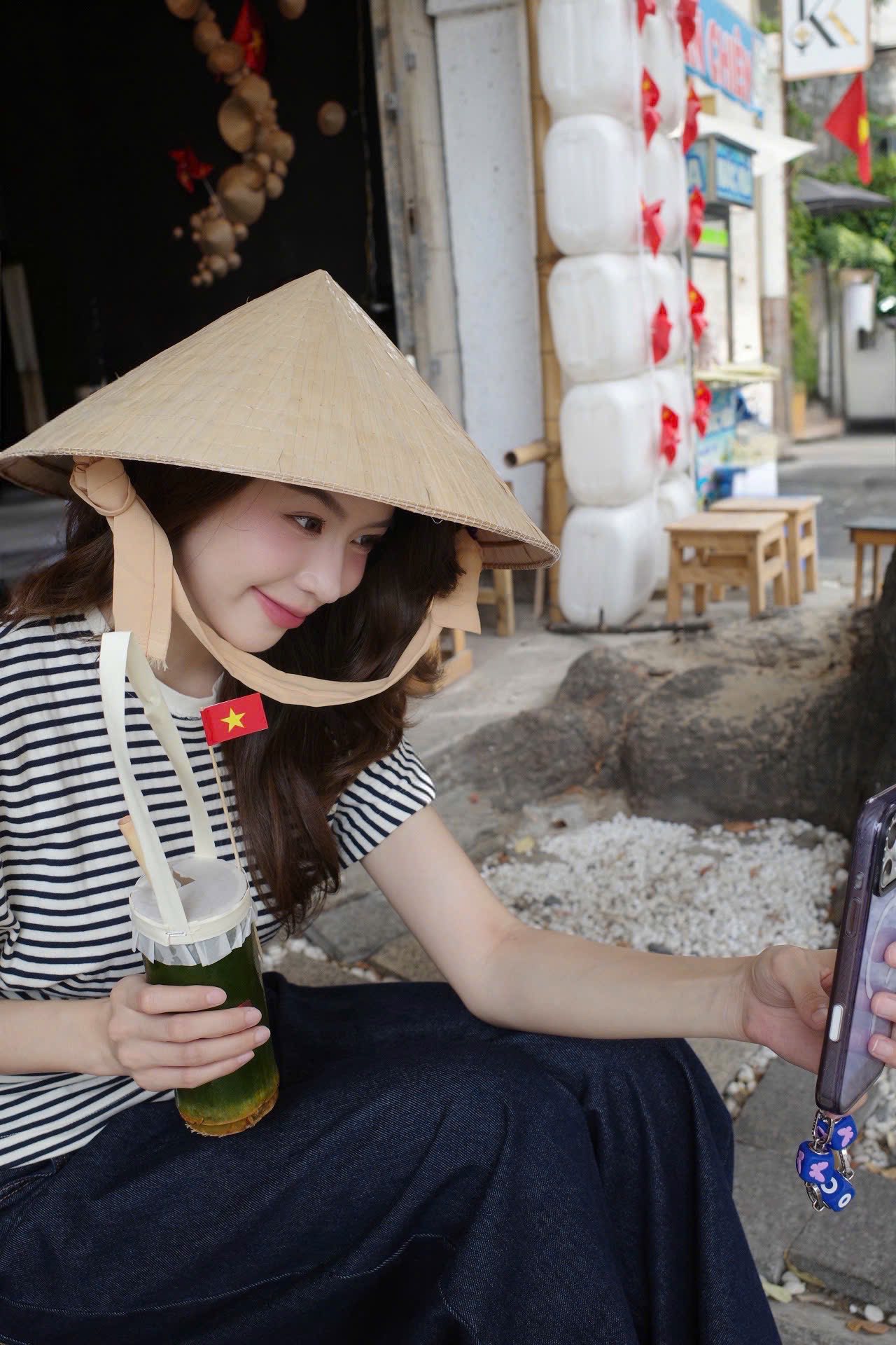 Hoa hậu thanh thủy tỏa s&aacute;ng với vẻ đẹp của h&ograve;a b&igrave;nh trong bộ ảnh kỷ niệm 30 / 4 - Ảnh 8.