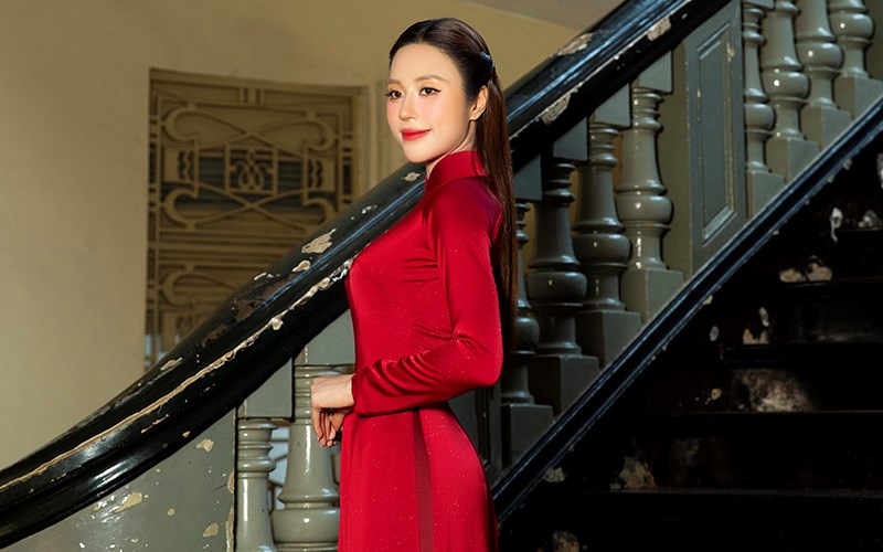 Hoa hậu Tố Diệp Hà đẹp yêu kiều với áo dài dự đại lễ tại địa điểm nổi tiếng