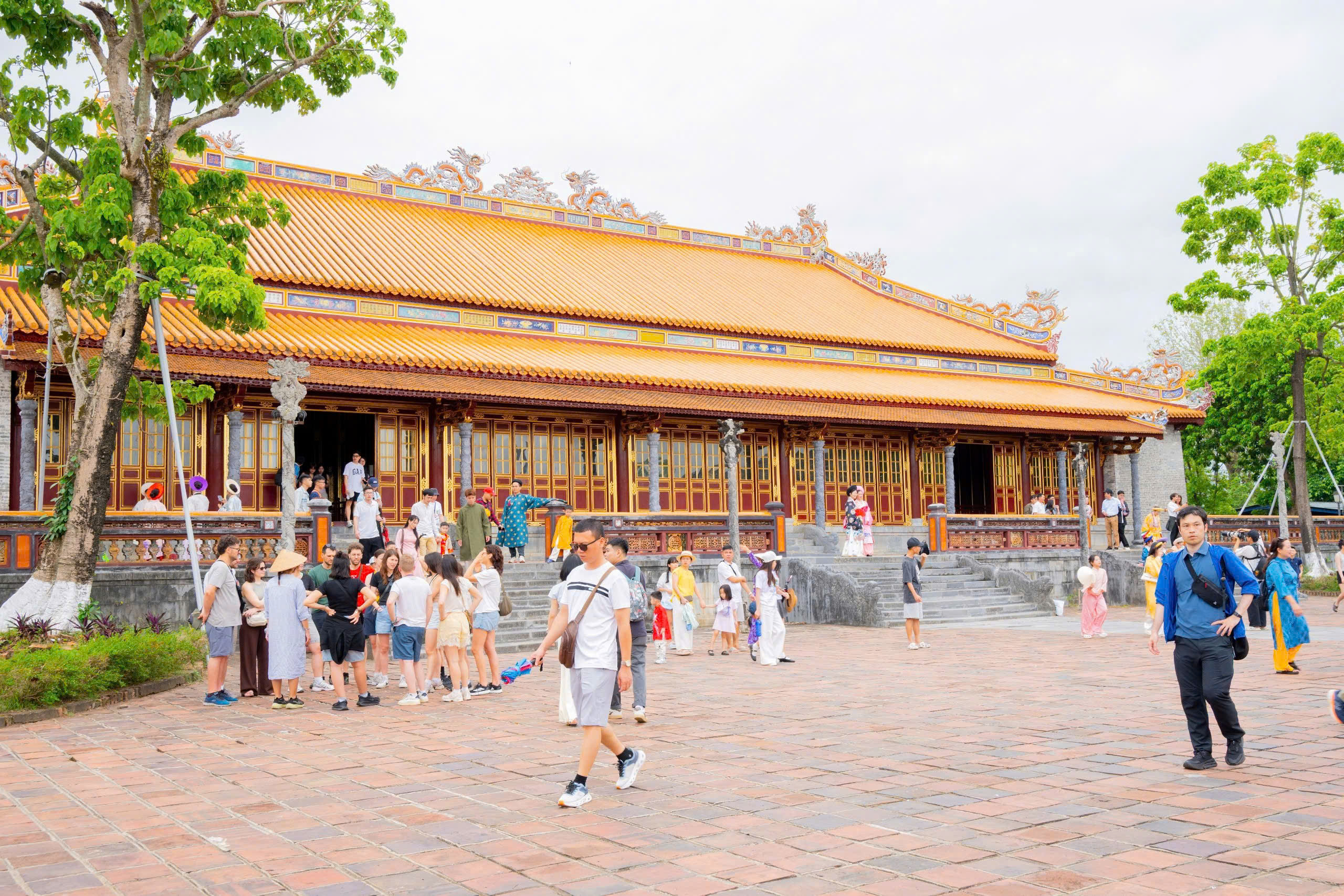 H&agrave;ng ngh&igrave;n du kh&aacute;ch chen ch&acirc;n kh&aacute;m ph&aacute; Ho&agrave;ng cung Huế dịp nghỉ lễ - Ảnh 4.