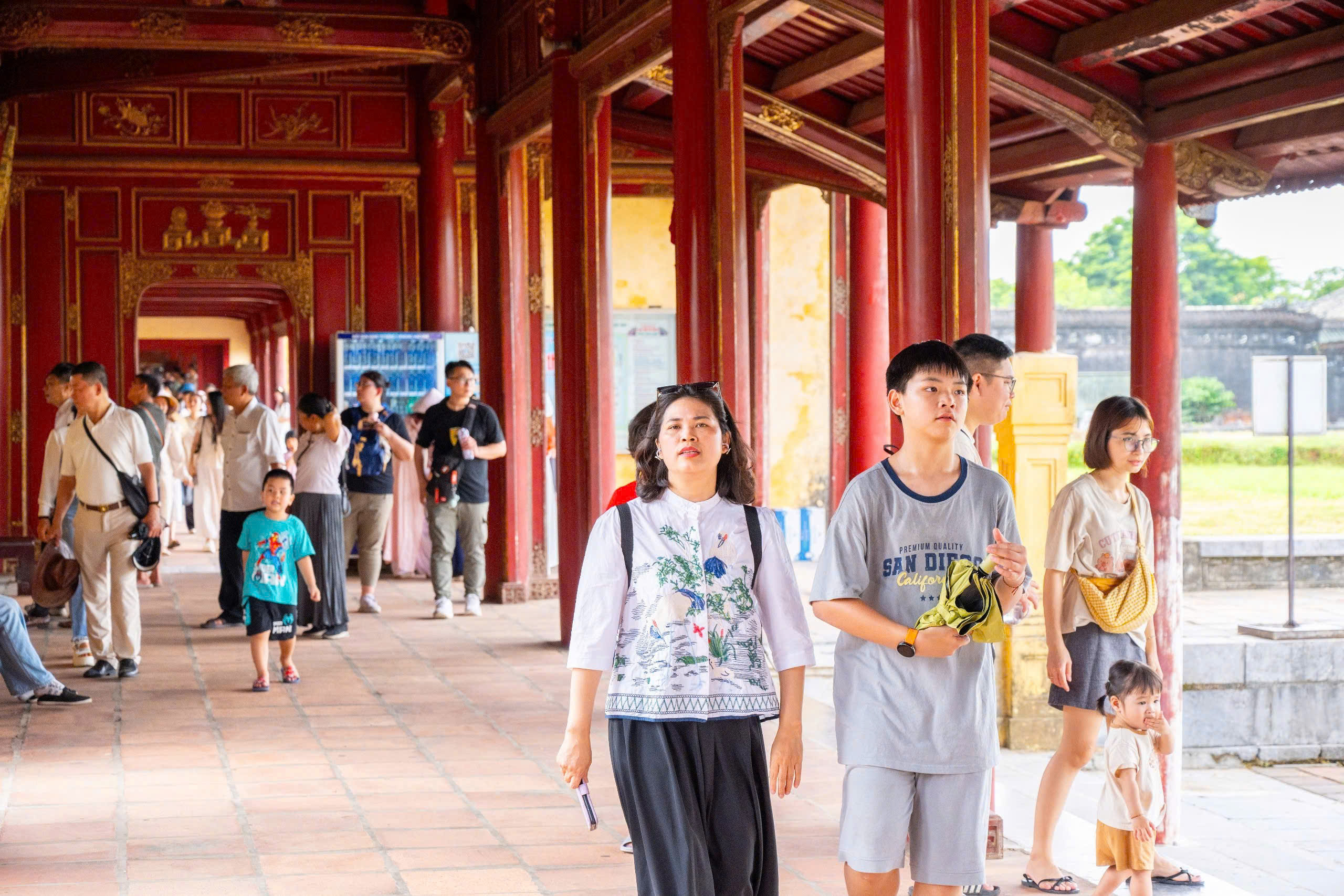 H&agrave;ng ngh&igrave;n du kh&aacute;ch chen ch&acirc;n kh&aacute;m ph&aacute; Ho&agrave;ng cung Huế dịp nghỉ lễ - Ảnh 8.