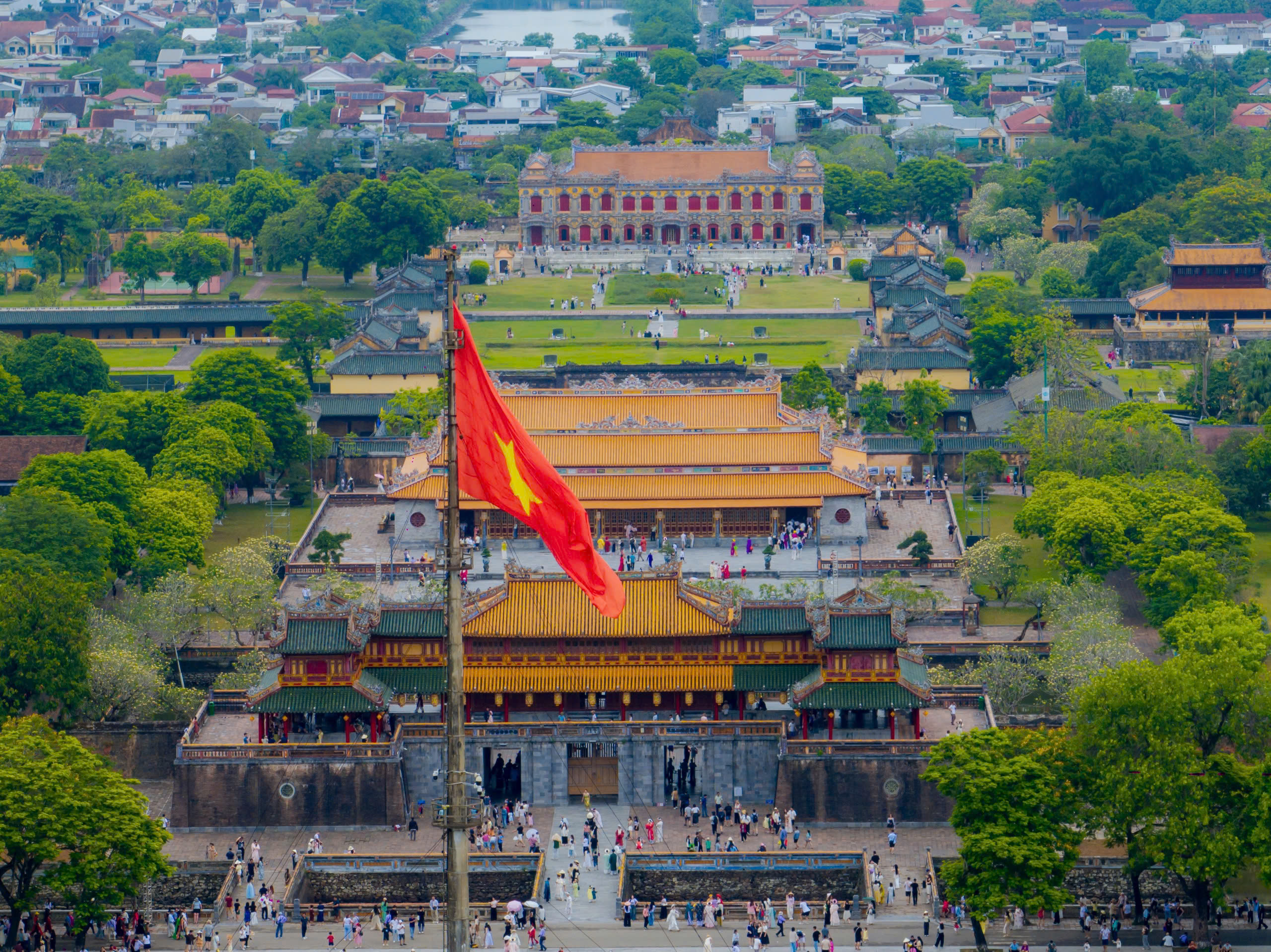 H&agrave;ng ngh&igrave;n du kh&aacute;ch chen ch&acirc;n kh&aacute;m ph&aacute; Ho&agrave;ng cung Huế dịp nghỉ lễ - Ảnh 2.
