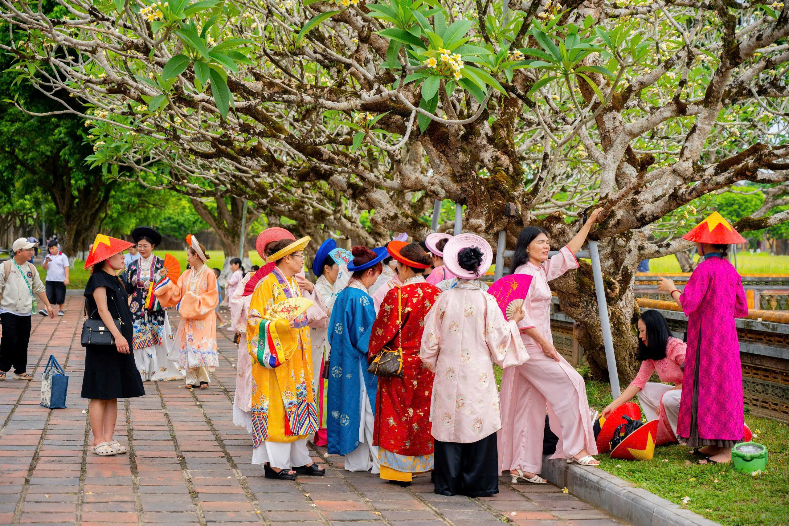 H&agrave;ng ngh&igrave;n du kh&aacute;ch chen ch&acirc;n kh&aacute;m ph&aacute; Ho&agrave;ng cung Huế dịp nghỉ lễ - Ảnh 5.