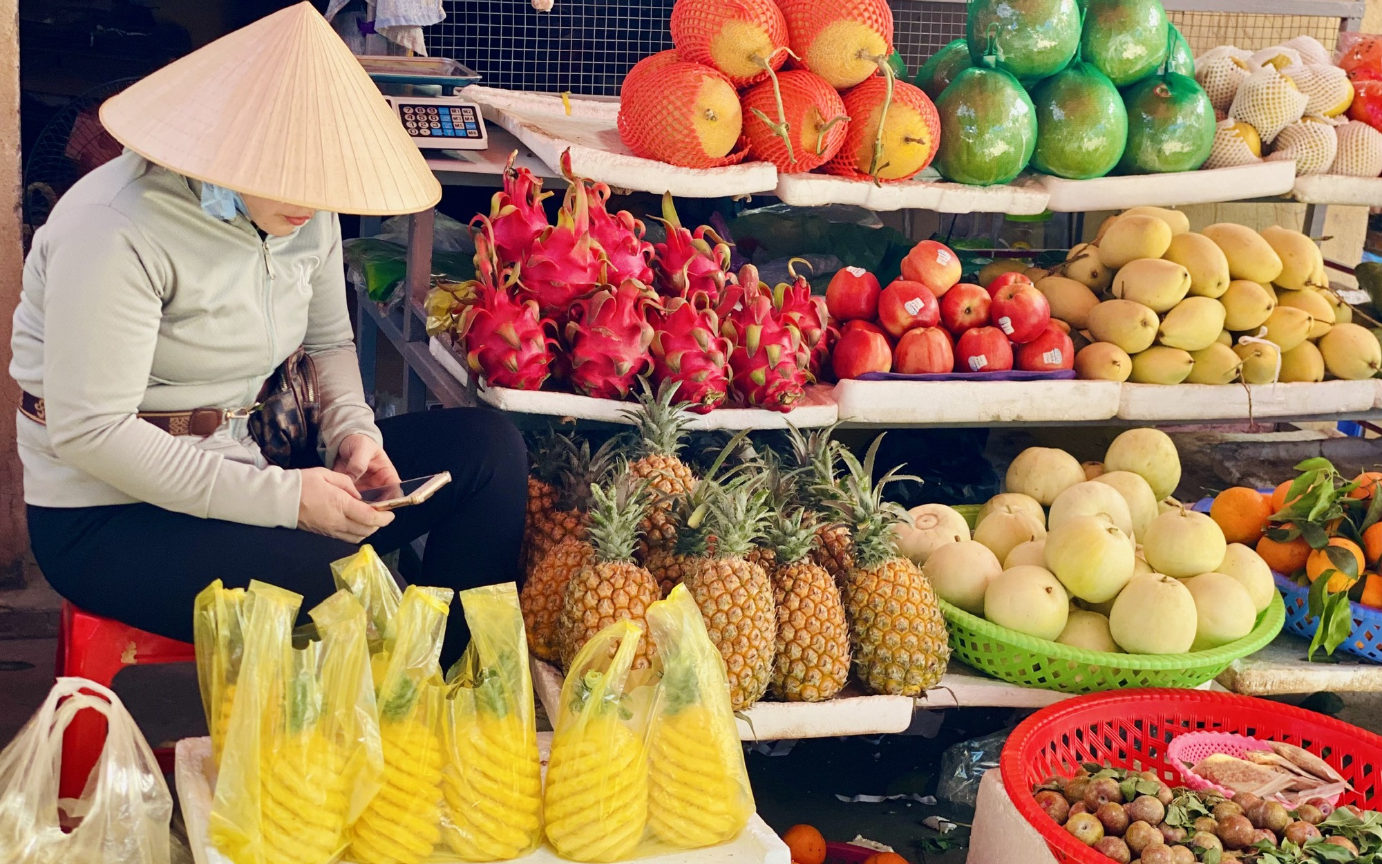 V&agrave;i u đầu m&ugrave;a gi&aacute; cả trăm ngh&igrave;n đồng/kg nhưng vẫn &lsquo;được l&ograve;ng&rsquo; người ti&ecirc;u d&ugrave;ng - Ảnh 5.