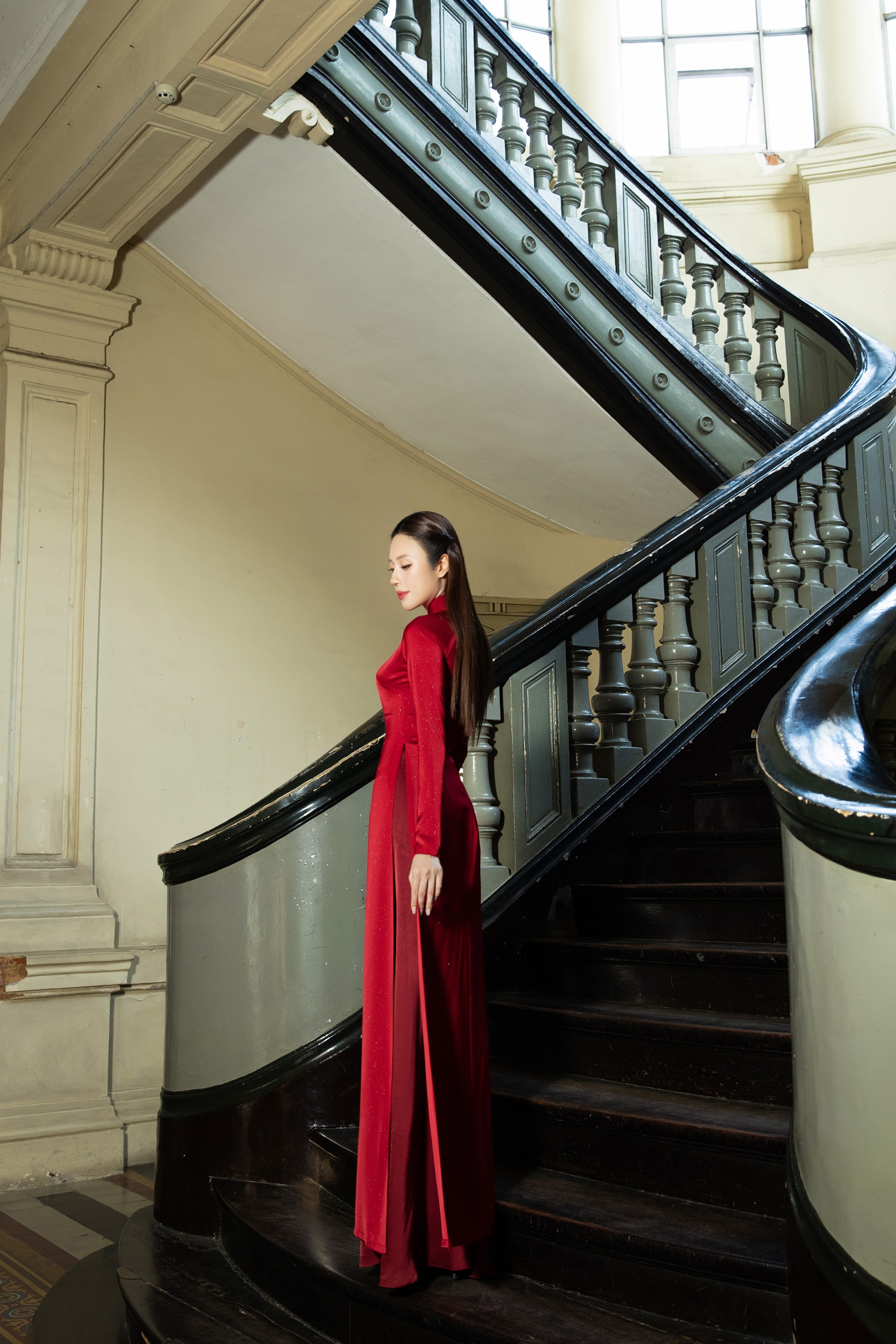 Hoa hậu T&ocirc; Diệp H&agrave; đẹp y&ecirc;u kiều với &aacute;o d&agrave;i, đ&oacute;n đại lễ ở địa điểm nổi tiếng - Ảnh 10.