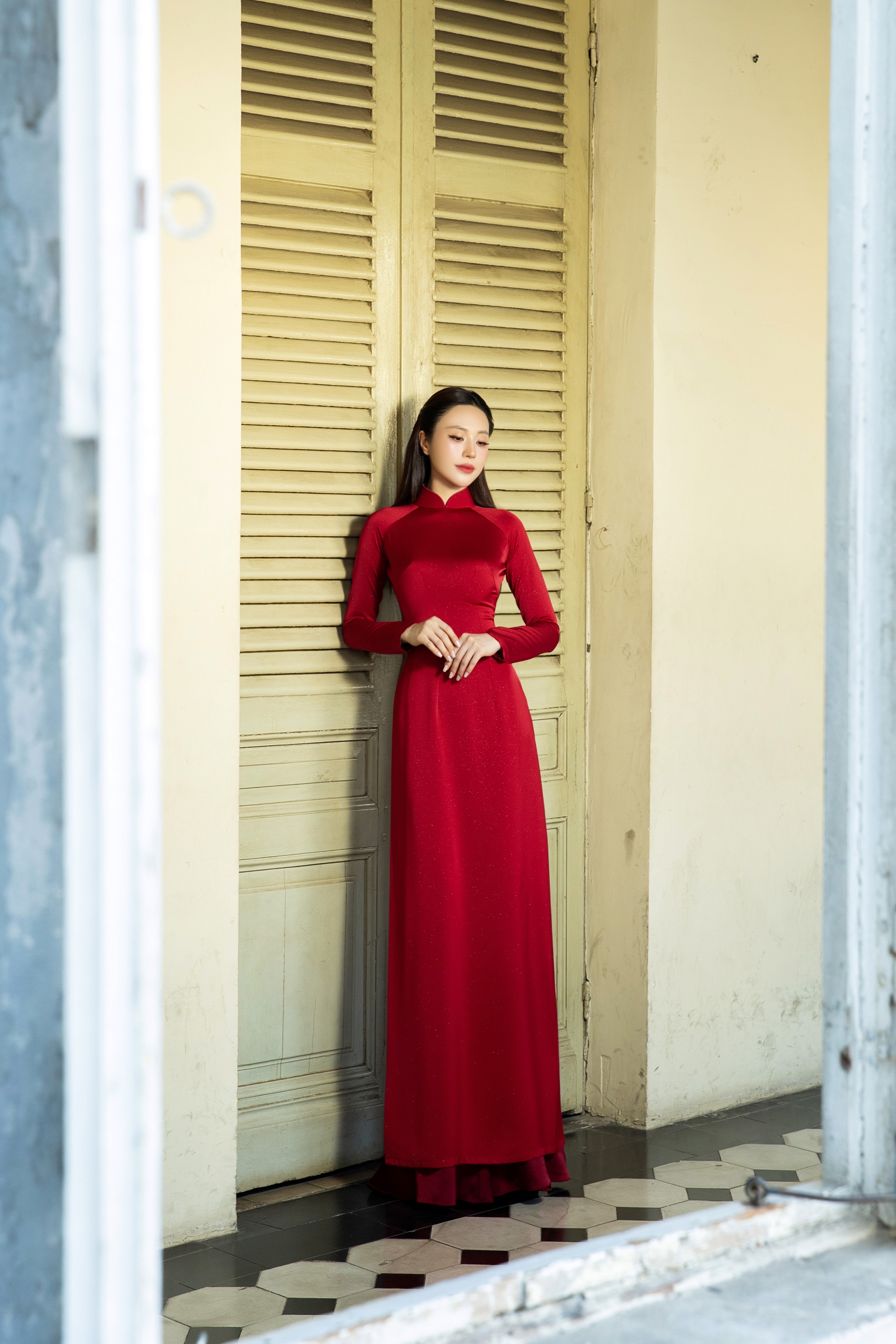 Hoa hậu T&ocirc; Diệp H&agrave; đẹp y&ecirc;u kiều với &aacute;o d&agrave;i, đ&oacute;n đại lễ ở địa điểm nổi tiếng - Ảnh 9.