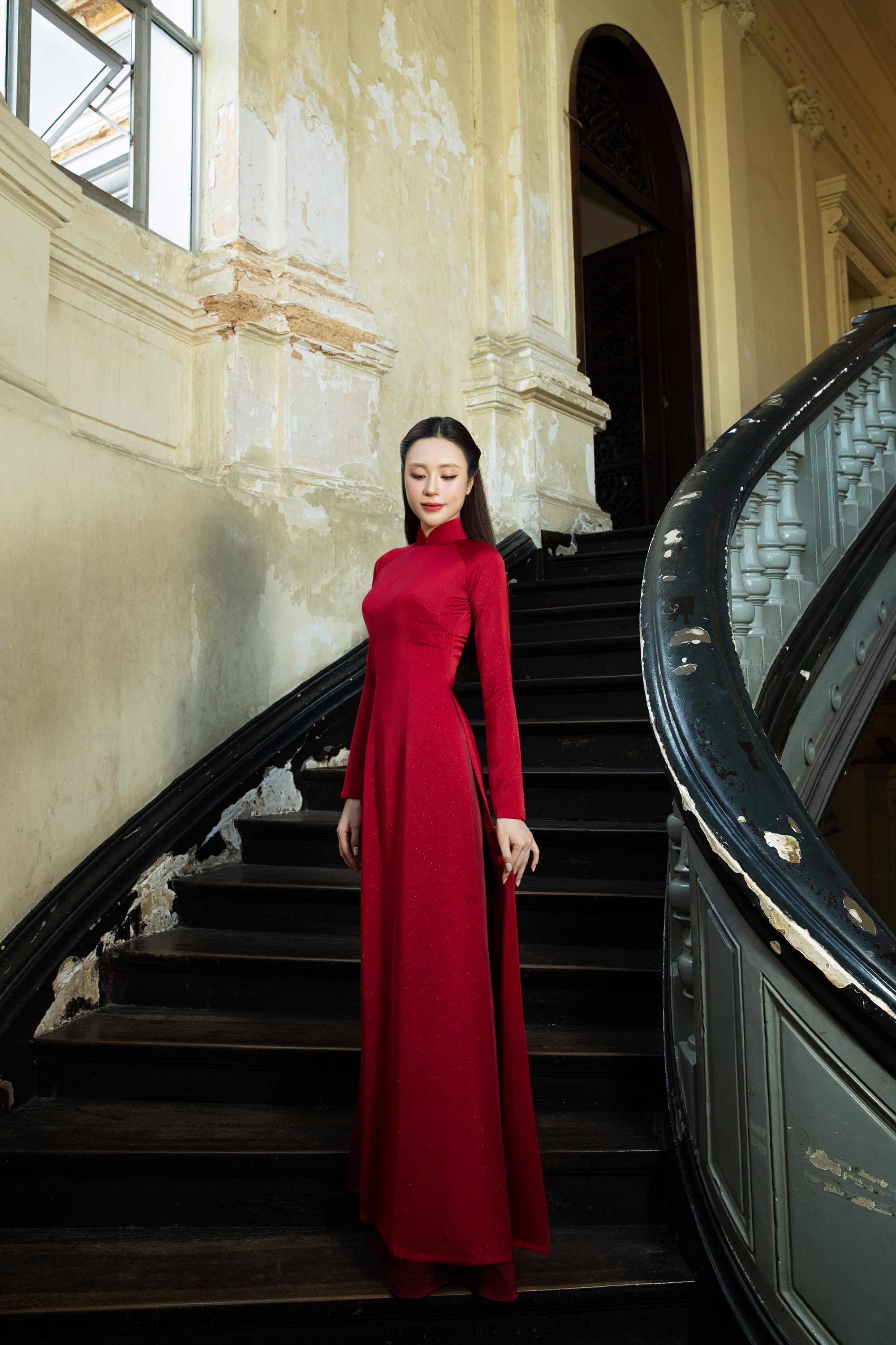 Hoa hậu T&ocirc; Diệp H&agrave; đẹp y&ecirc;u kiều với &aacute;o d&agrave;i, đ&oacute;n đại lễ ở địa điểm nổi tiếng - Ảnh 8.