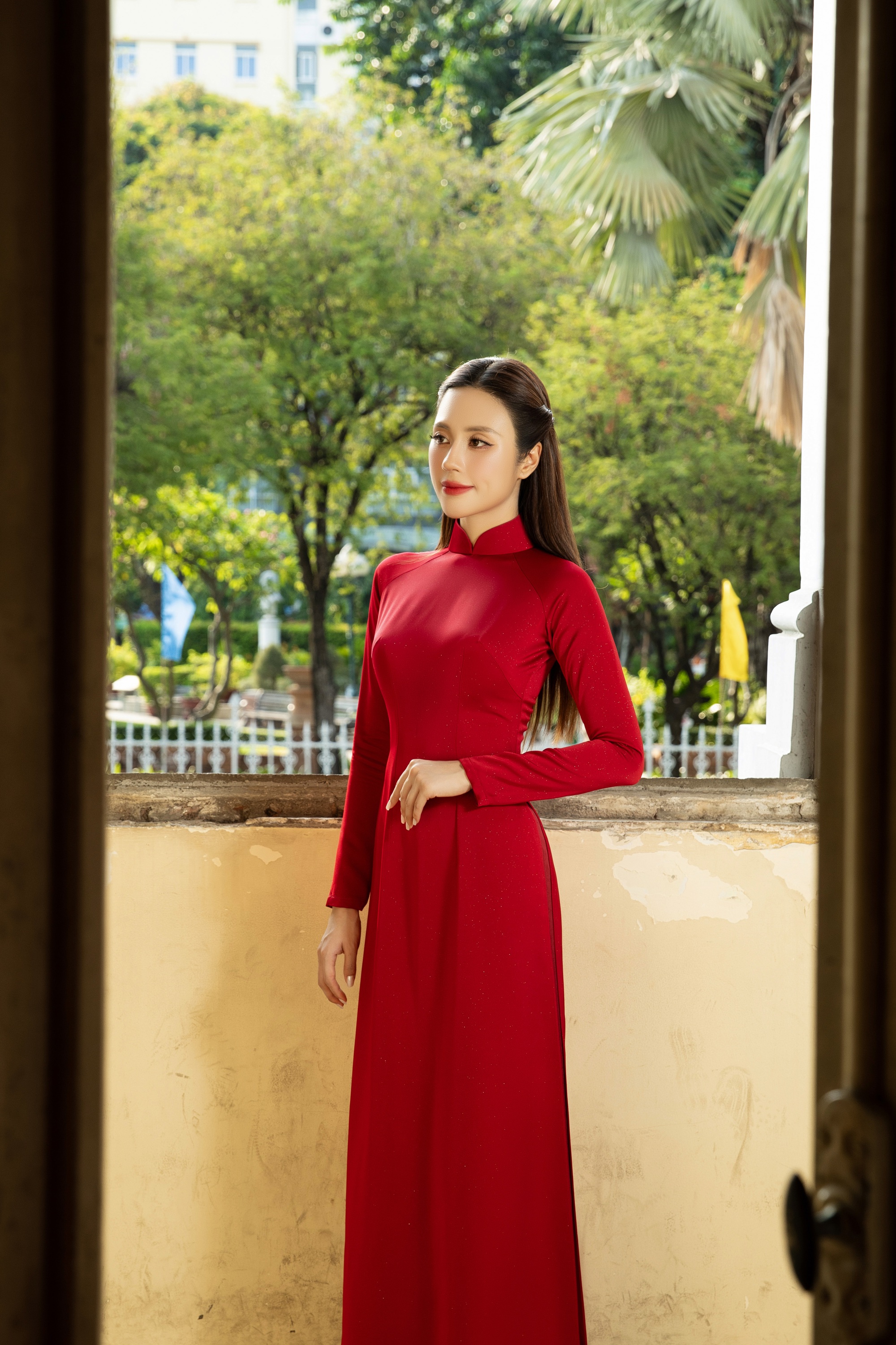 Hoa hậu T&ocirc; Diệp H&agrave; đẹp y&ecirc;u kiều với &aacute;o d&agrave;i, đ&oacute;n đại lễ ở địa điểm nổi tiếng - Ảnh 7.