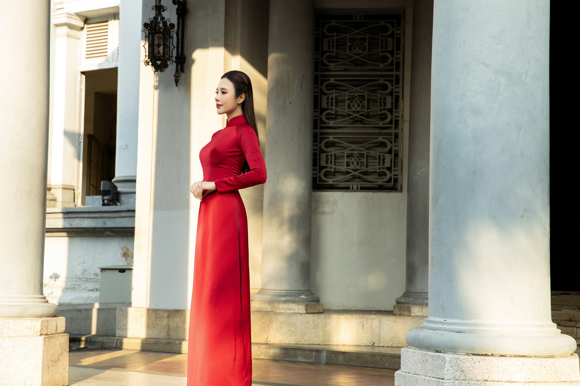 Hoa hậu T&ocirc; Diệp H&agrave; đẹp y&ecirc;u kiều với &aacute;o d&agrave;i, đ&oacute;n đại lễ ở địa điểm nổi tiếng - Ảnh 2.