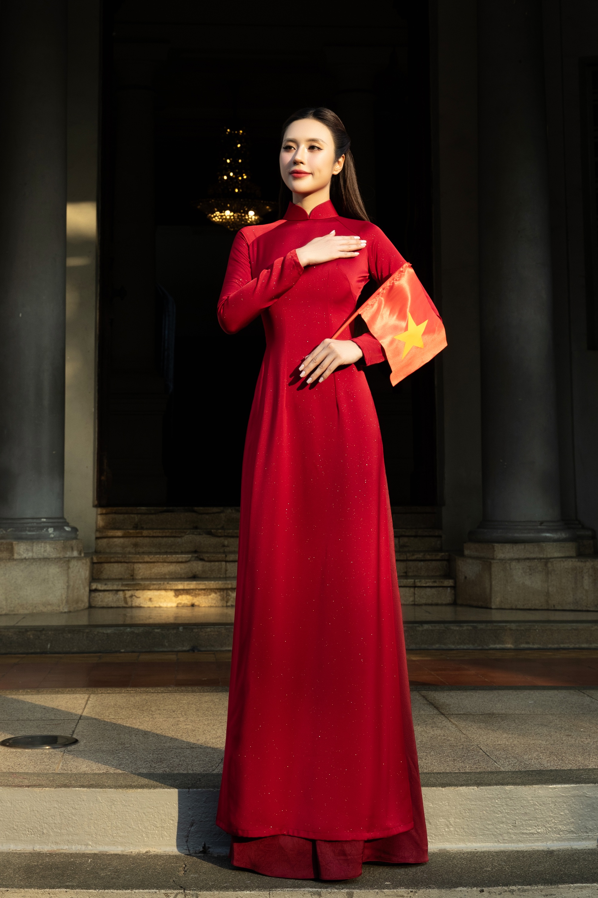 Hoa hậu T&ocirc; Diệp H&agrave; đẹp y&ecirc;u kiều với &aacute;o d&agrave;i, đ&oacute;n đại lễ ở địa điểm nổi tiếng - Ảnh 1.