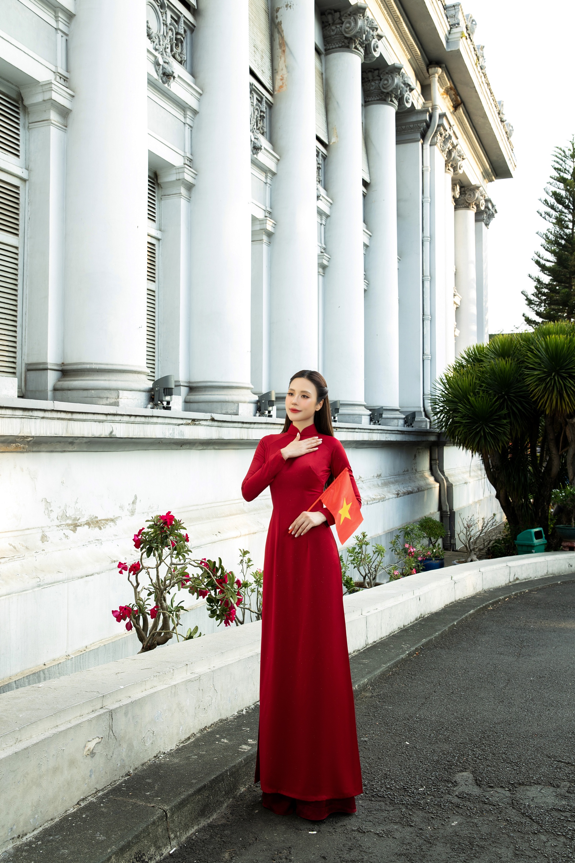 Hoa hậu T&ocirc; Diệp H&agrave; đẹp y&ecirc;u kiều với &aacute;o d&agrave;i, đ&oacute;n đại lễ ở địa điểm nổi tiếng - Ảnh 3.