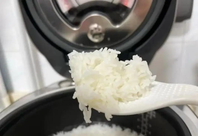 Cảnh báo thói quen giữ ấm cơm trong nồi cơm điện có thể gây ngộ độc thực phẩm - Ảnh 1. Cảnh báo thói quen giữ ấm cơm trong nồi cơm điện có thể gây ngộ độc thực phẩm - Ảnh 1.