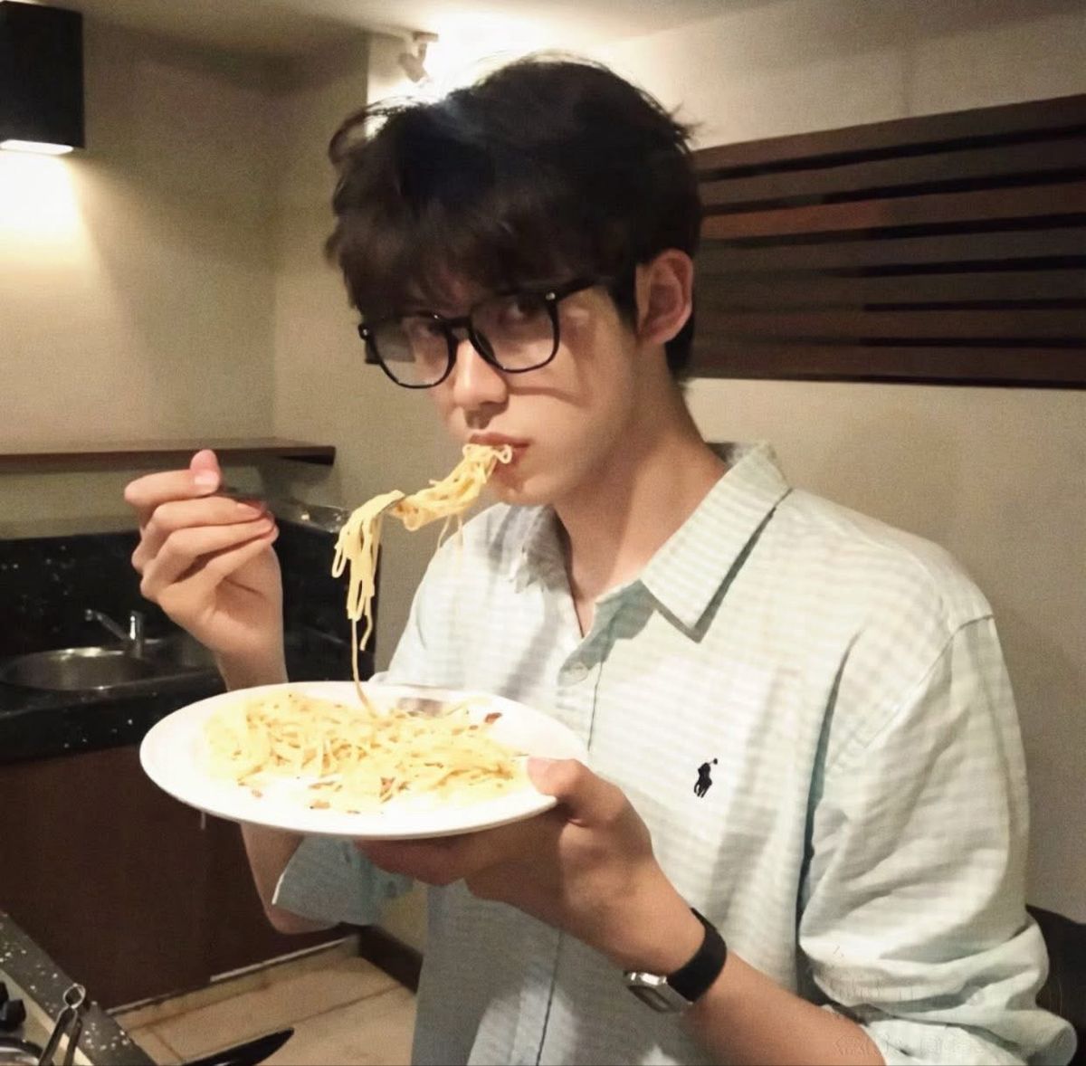 5 th&oacute;i quen buổi tối &acirc;m thầm 'hại gan', hại thận nhưng rất nhiều người Việt v&ocirc; tư l&agrave;m mỗi ng&agrave;y - Ảnh 2.