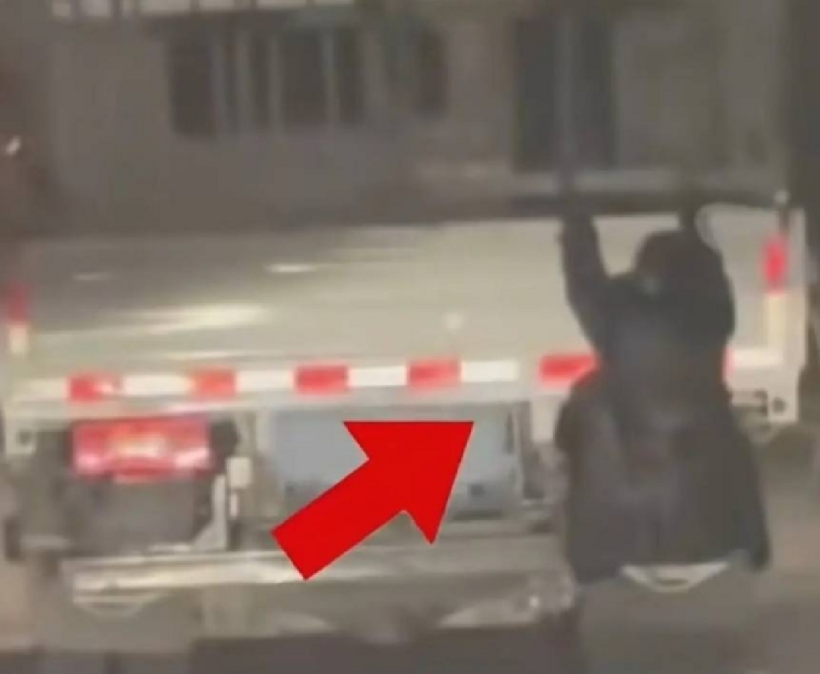 Nghi ngờ chồng ngọai t&igrave;nh , vợ liều m&igrave;nh theo d&otilde;i bằng c&aacute;ch treo m&igrave;nh sau xe tải - Ảnh 1.