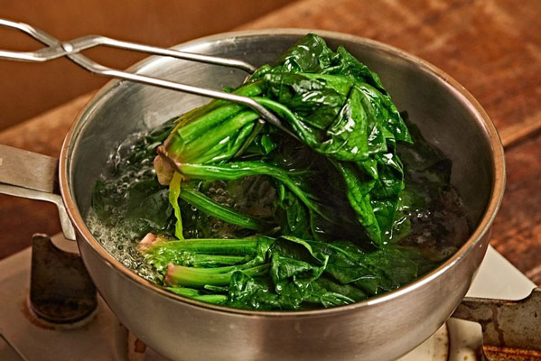 Rau bina: Dinh dưỡng vượt trội bất chấp danh s&aacute;ch ' bẩn nhất ' 2026 - Ảnh 3.